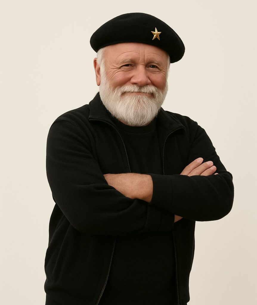 Mann mit schwarzem Barett und Goldstern lächelt